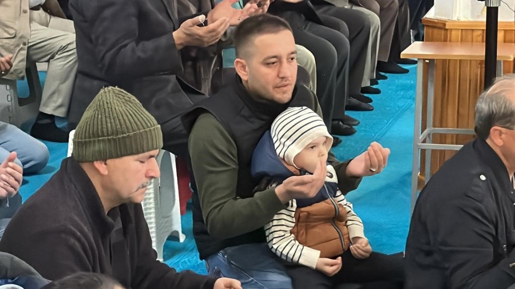 Bayram coşkusu camilerde namazla birlikte başladı