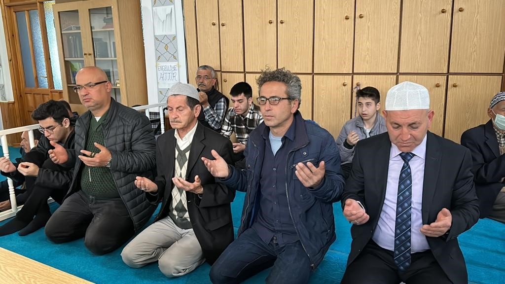 Bayram coşkusu camilerde namazla birlikte başladı