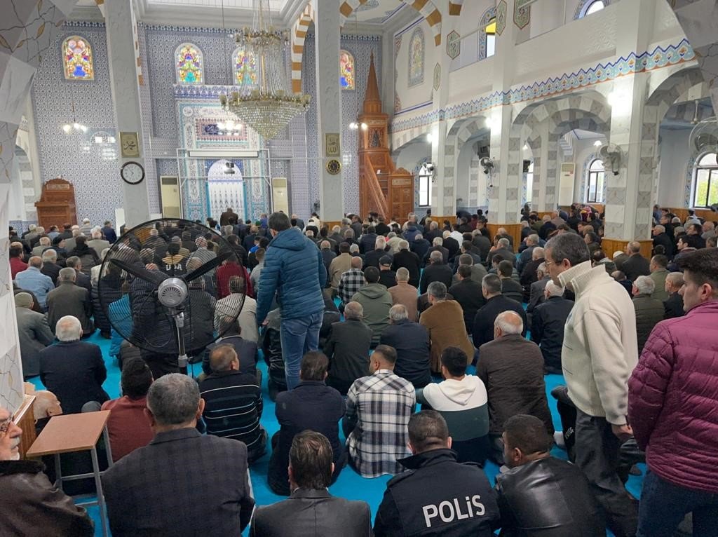 Bayram coşkusu camilerde namazla birlikte başladı