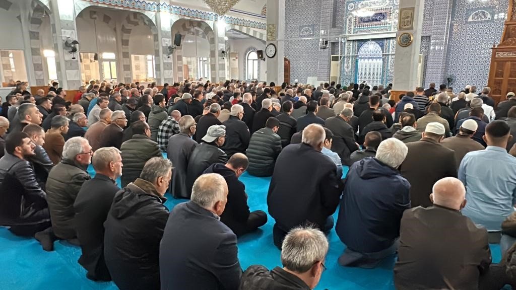 Bayram coşkusu camilerde namazla birlikte başladı