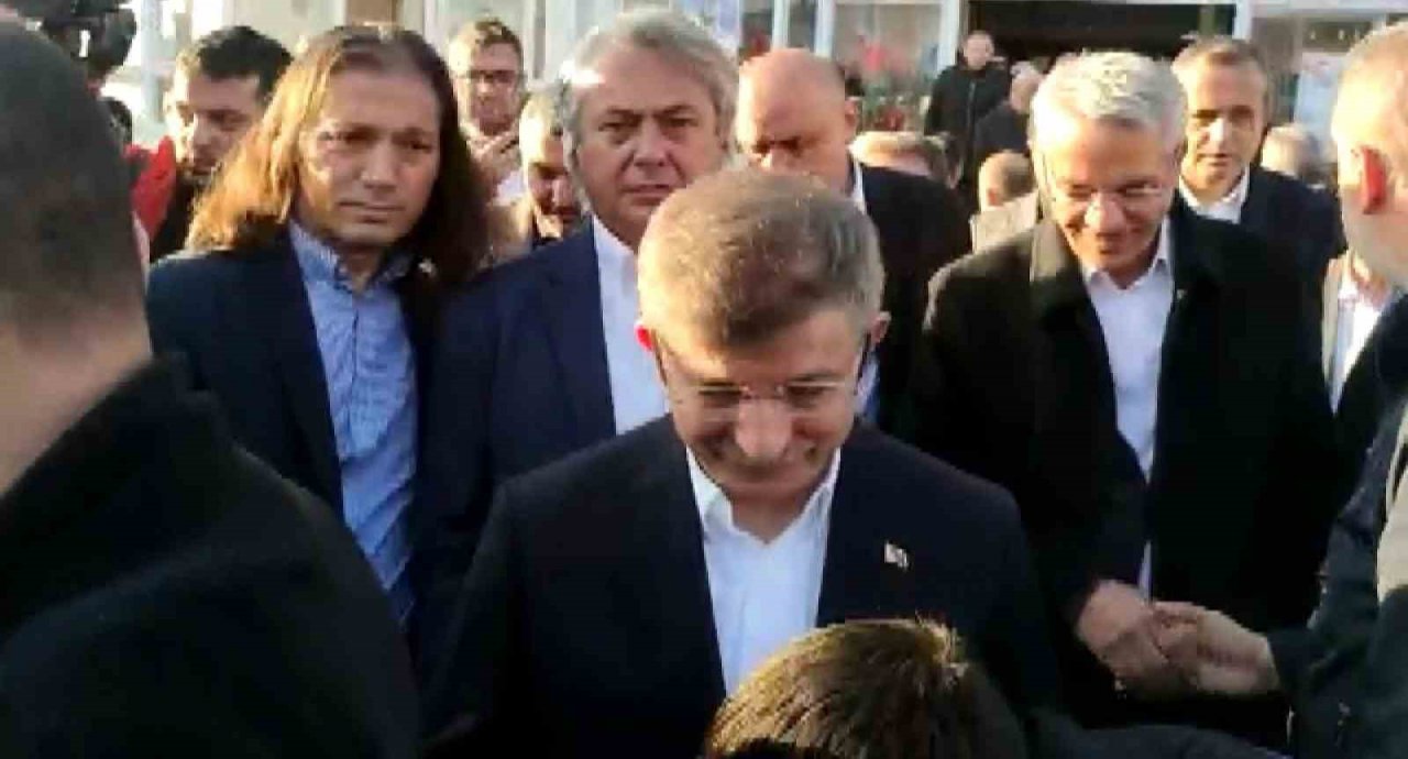 Millet Cami’nde bayram namazını kılan Davutoğlu’na depremzede tepkisi