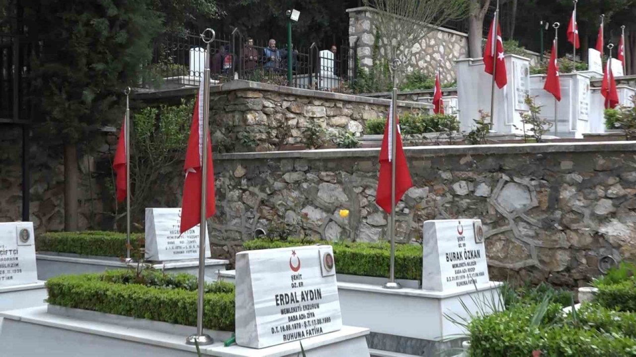 Şehit yakınları bayramın ilk ziyaretinde şehitliğe koştu