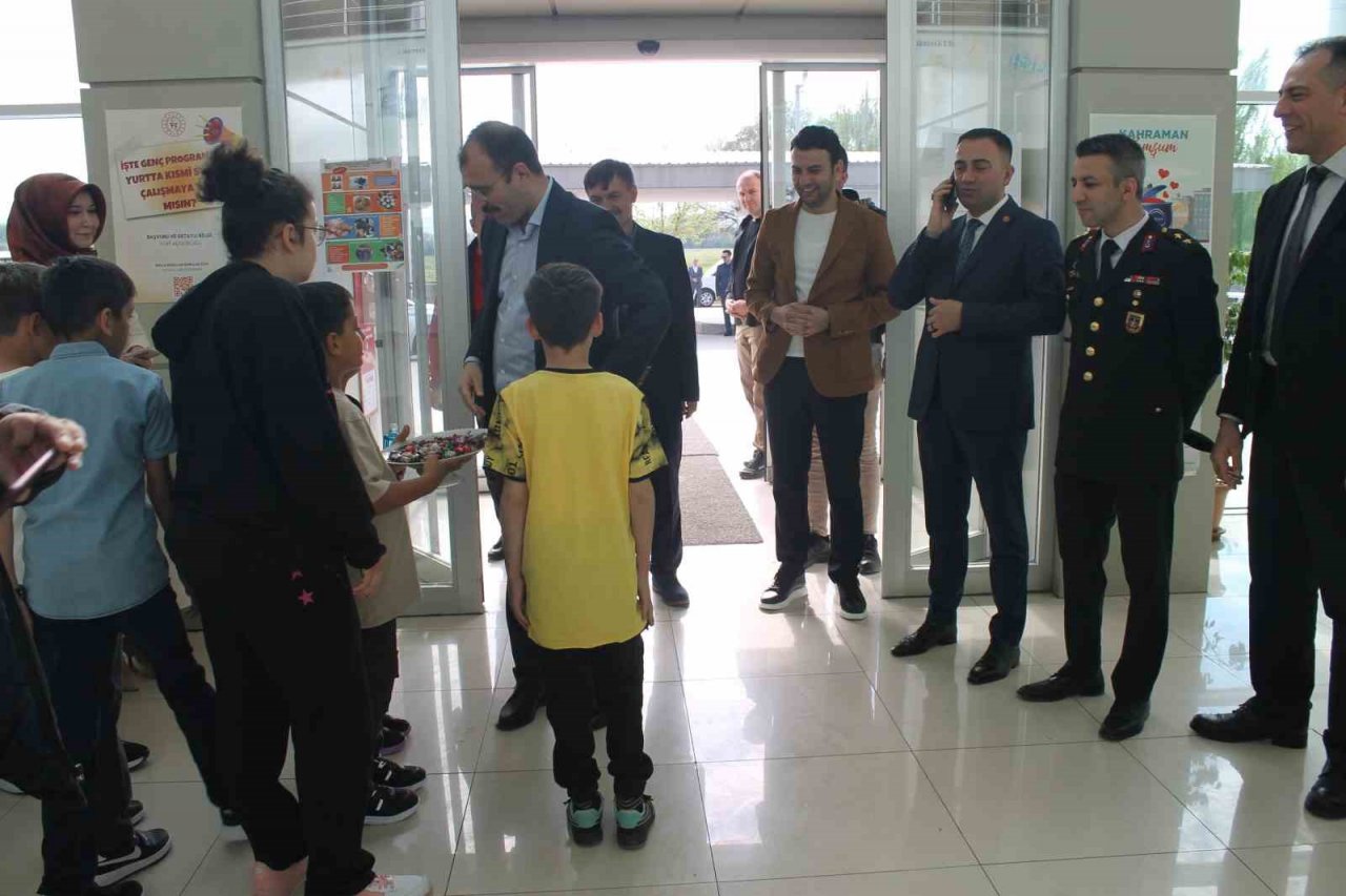 Biga protokolü depremzede aileler ve vatandaşlarla bayramlaştı