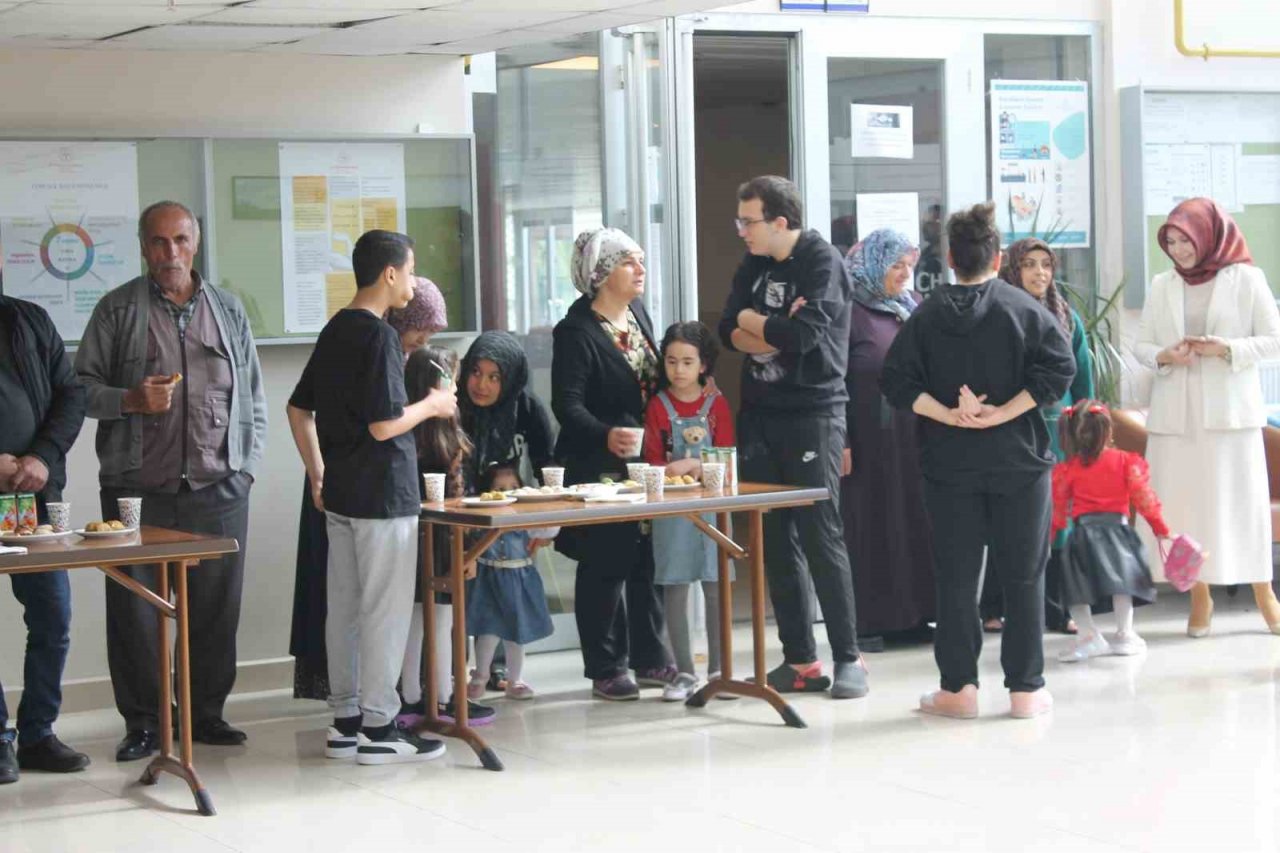 Biga protokolü depremzede aileler ve vatandaşlarla bayramlaştı