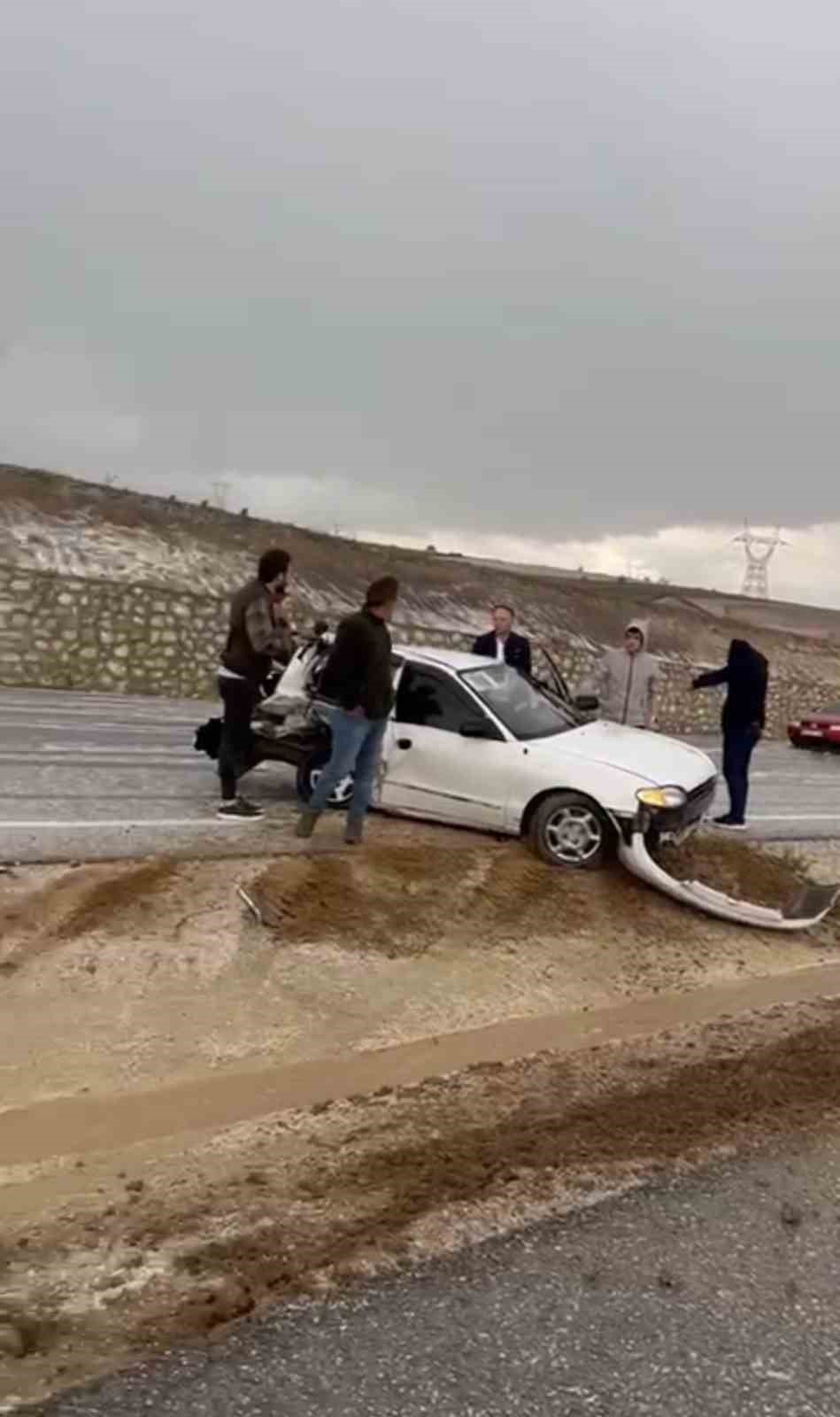 12 kişinin yaralandığı zincirleme kaza cep telefonu kamerasında: 6 araç böyle çarpıştı