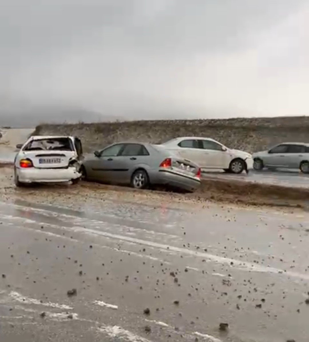 12 kişinin yaralandığı zincirleme kaza cep telefonu kamerasında: 6 araç böyle çarpıştı