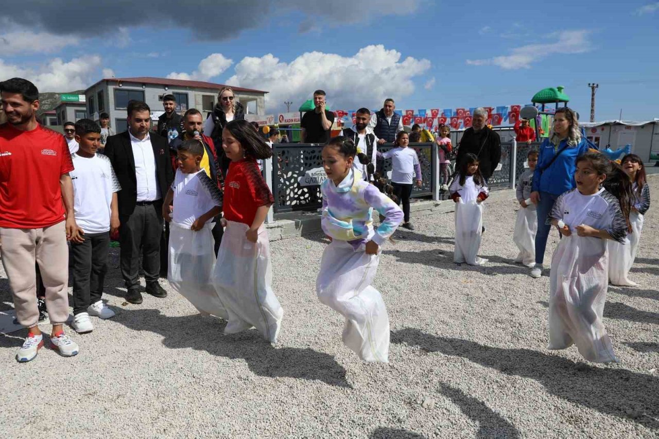 Gaziantep’te depremzede çocuklar için bayram şenliği