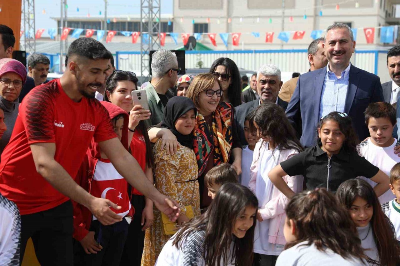 Gaziantep’te depremzede çocuklar için bayram şenliği