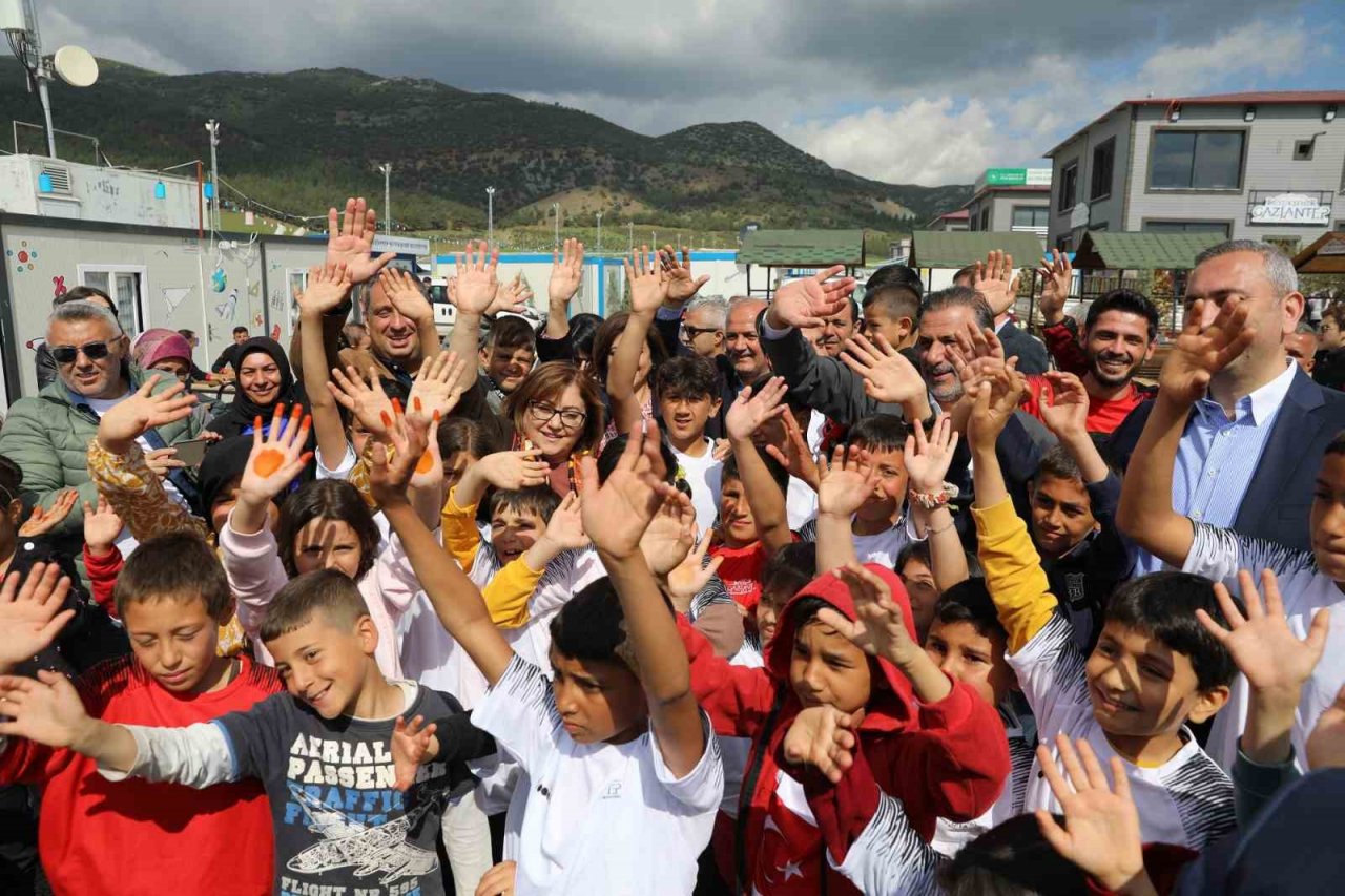 Gaziantep’te depremzede çocuklar için bayram şenliği