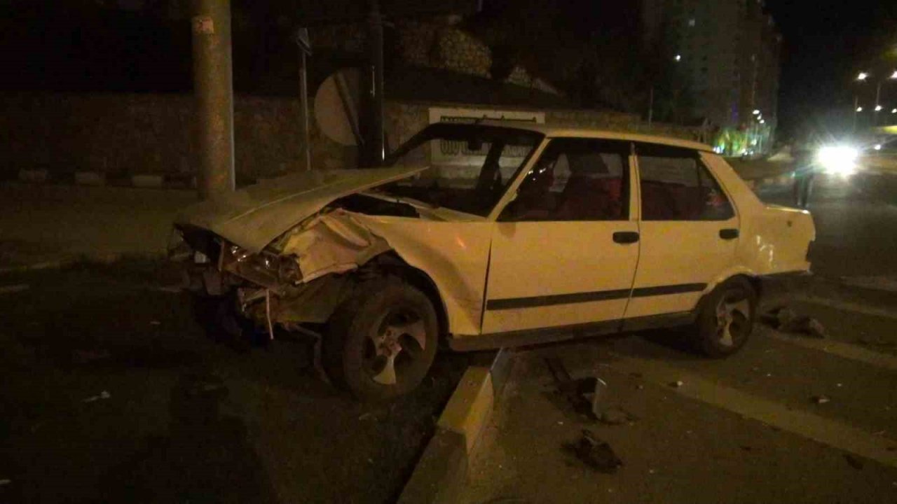 İki otomobil kavşakta çarpıştı: 2 yaralı