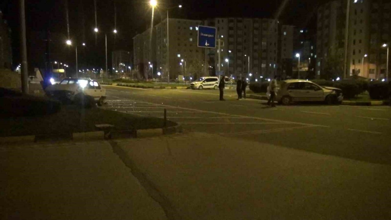 İki otomobil kavşakta çarpıştı: 2 yaralı