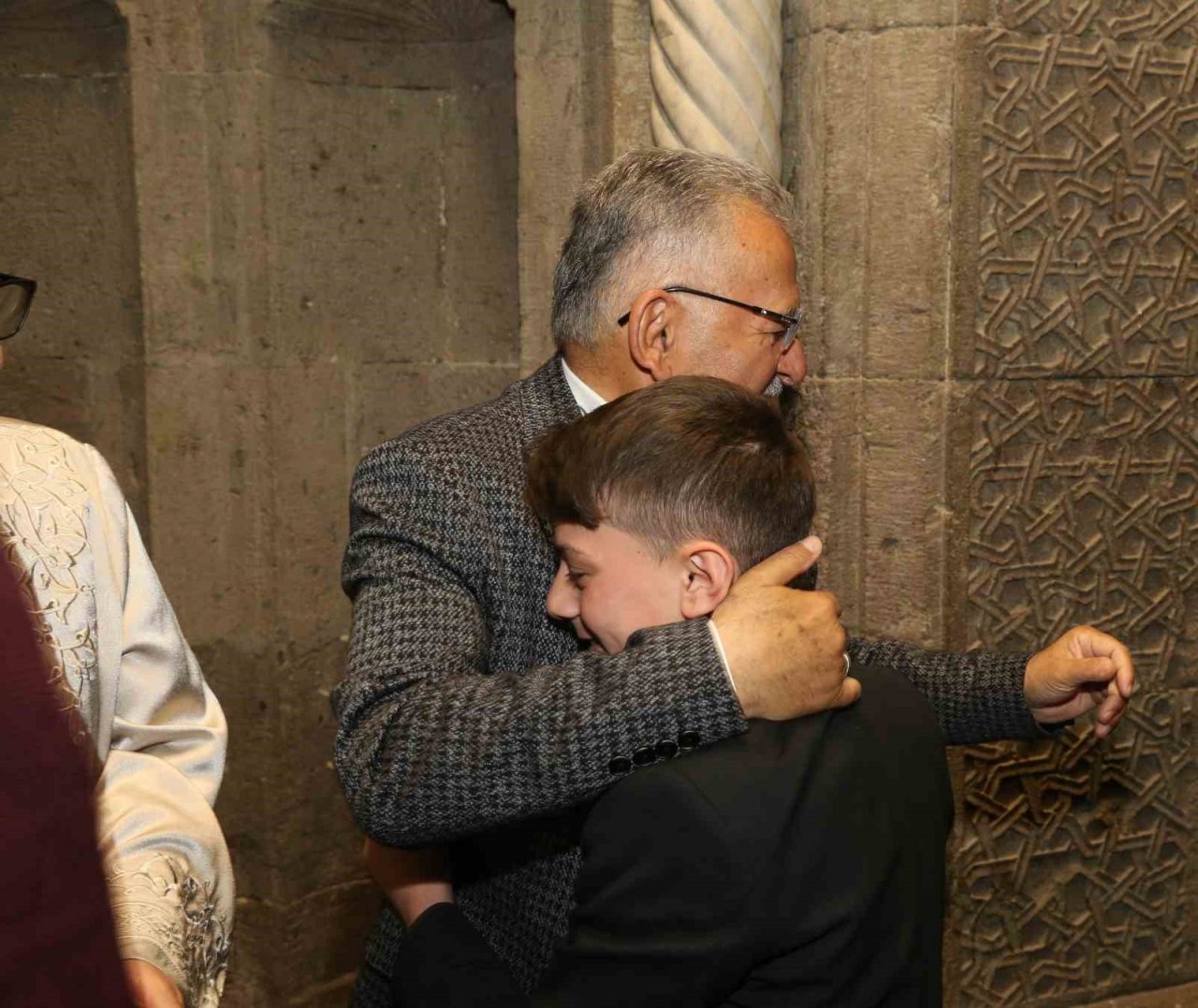 Başkan Büyükkılıç, bayram namazı sonrası vatandaşla bayramlaştı