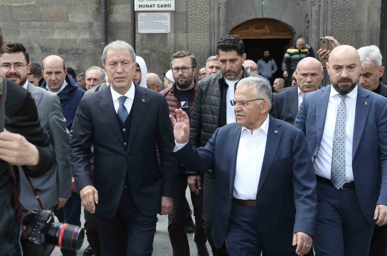 Bakan Akar ile Başkan Büyükkılıç, bayram sevincini vatandaşlarla yaşadı