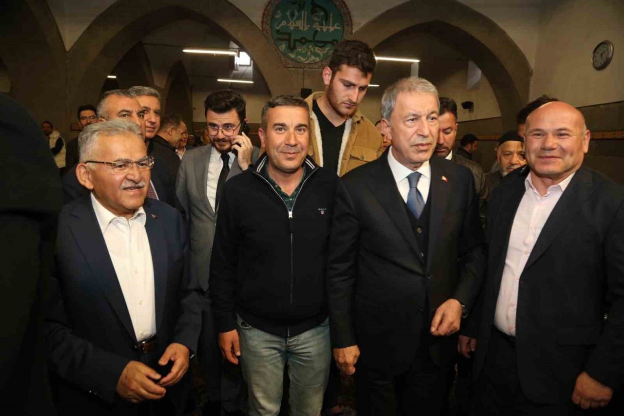 Bakan Akar ile Başkan Büyükkılıç, bayram sevincini vatandaşlarla yaşadı