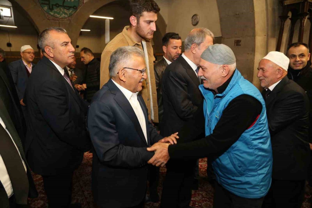 Bakan Akar ile Başkan Büyükkılıç, bayram sevincini vatandaşlarla yaşadı