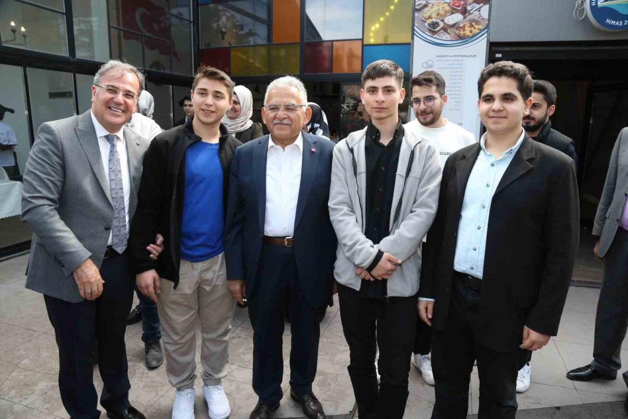 Bakan Akar ile Başkan Büyükkılıç, bayram sevincini vatandaşlarla yaşadı