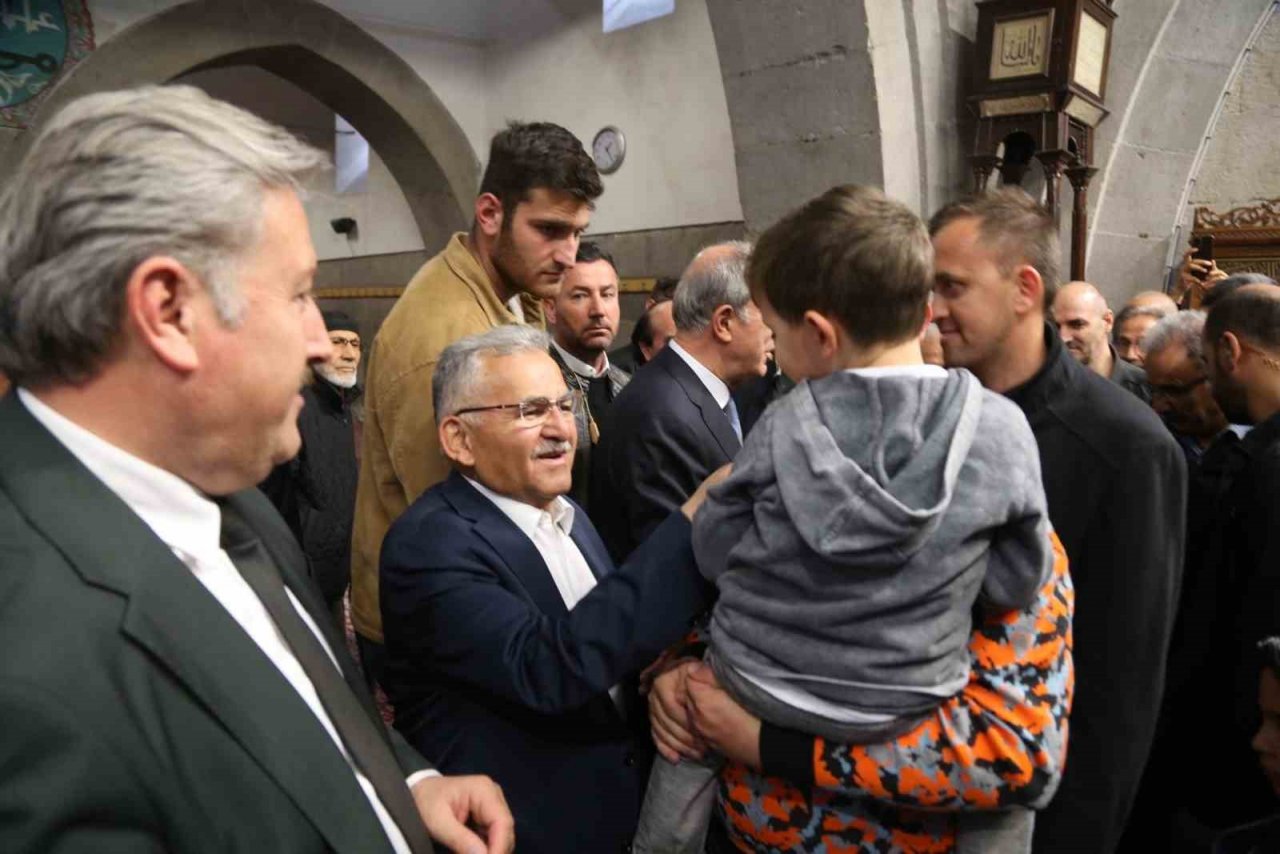 Bakan Akar ile Başkan Büyükkılıç, bayram sevincini vatandaşlarla yaşadı