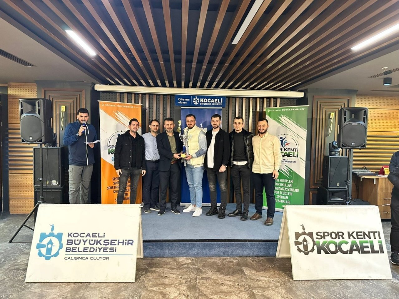 Kazandıkları kupaları depremzede çocuklara gönderdiler