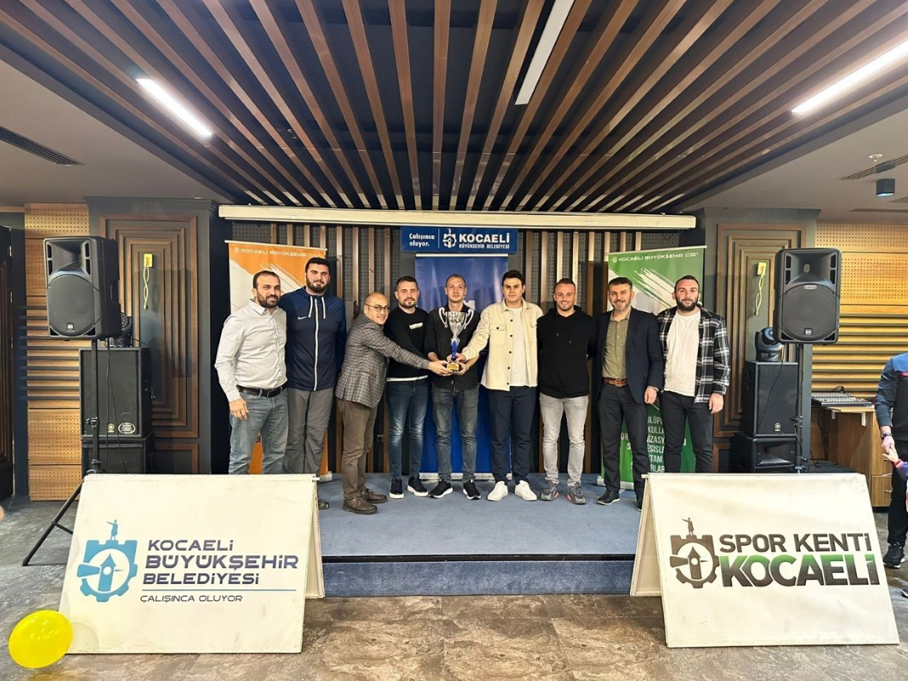 Kazandıkları kupaları depremzede çocuklara gönderdiler