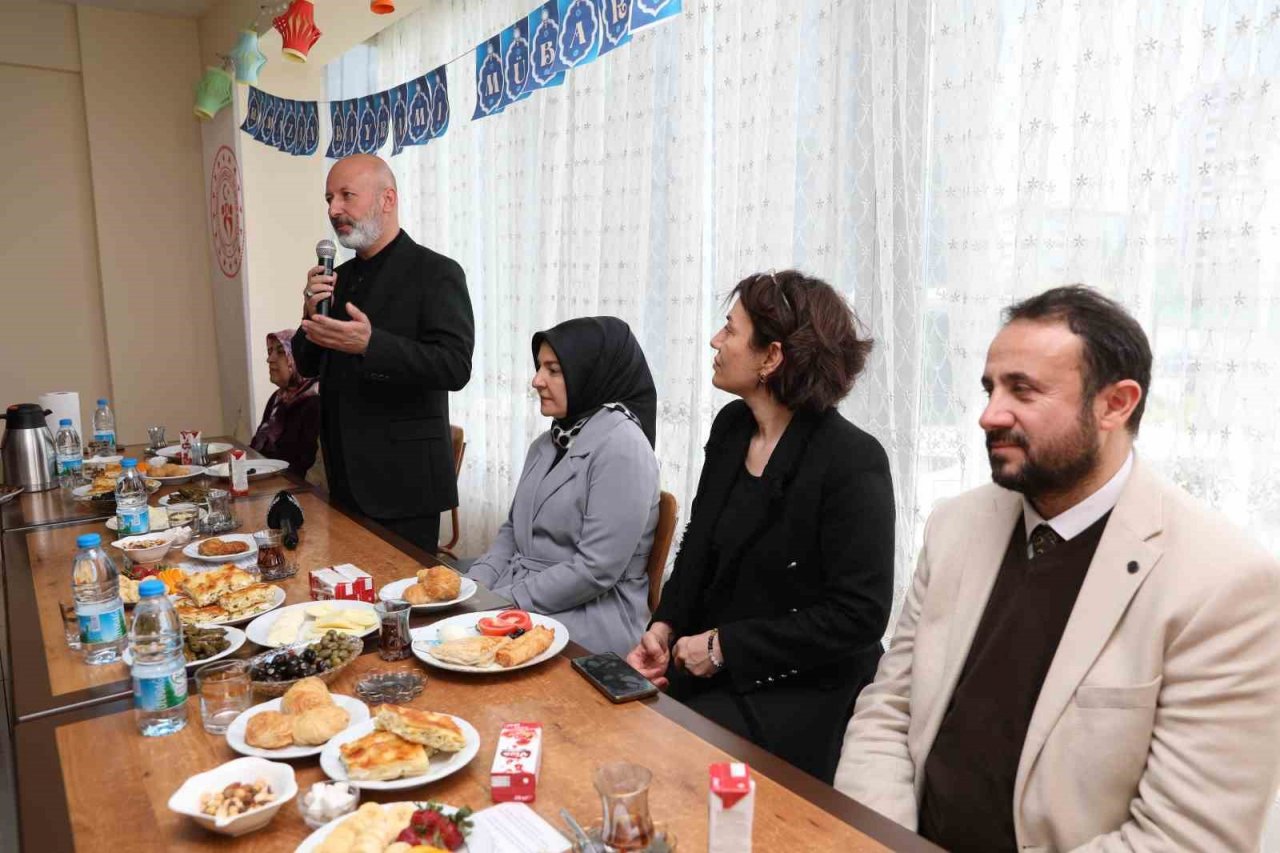 Çolakbayrakdar çifti, depremzede ailelerle bayramlaştı