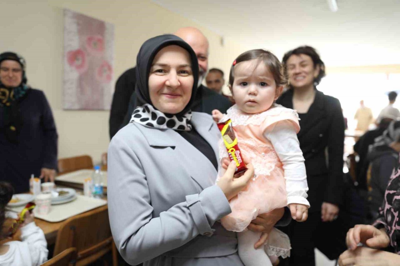 Çolakbayrakdar çifti, depremzede ailelerle bayramlaştı