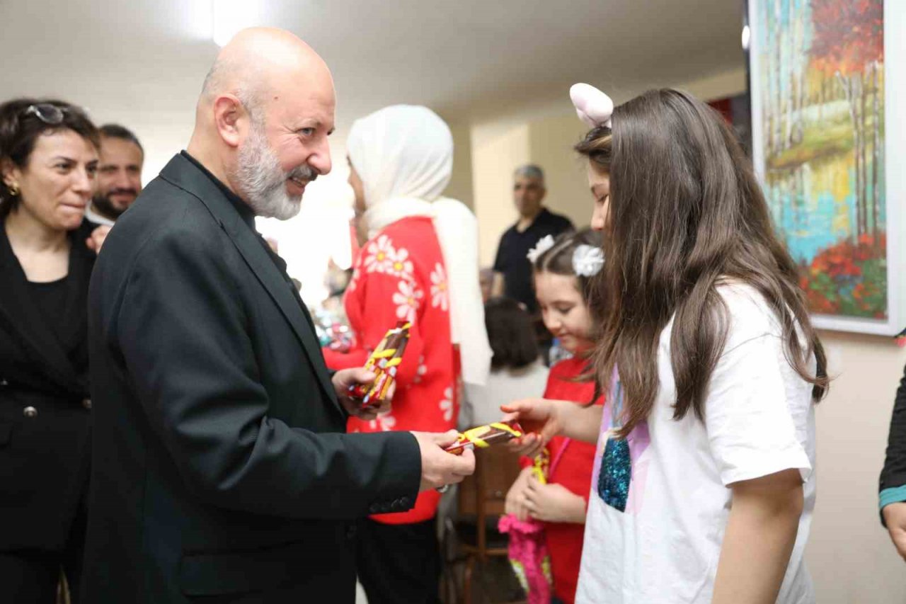 Çolakbayrakdar çifti, depremzede ailelerle bayramlaştı