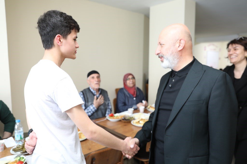 Çolakbayrakdar çifti, depremzede ailelerle bayramlaştı