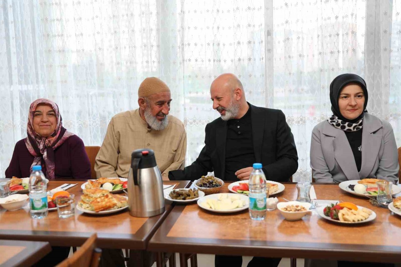 Çolakbayrakdar çifti, depremzede ailelerle bayramlaştı