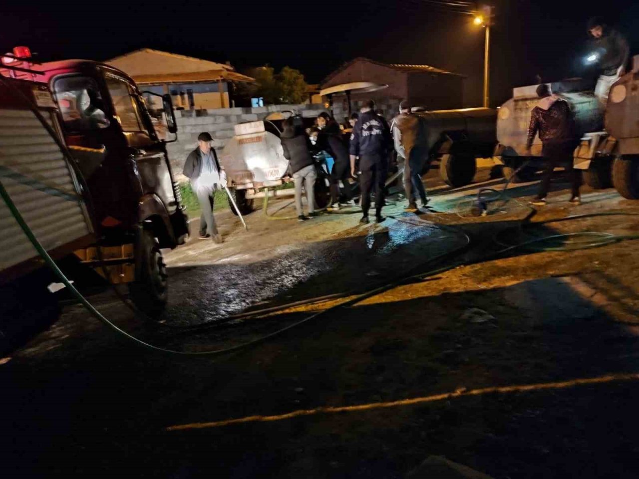 Manisa’da bacadan çıkan yangında ev alevlere teslim oldu