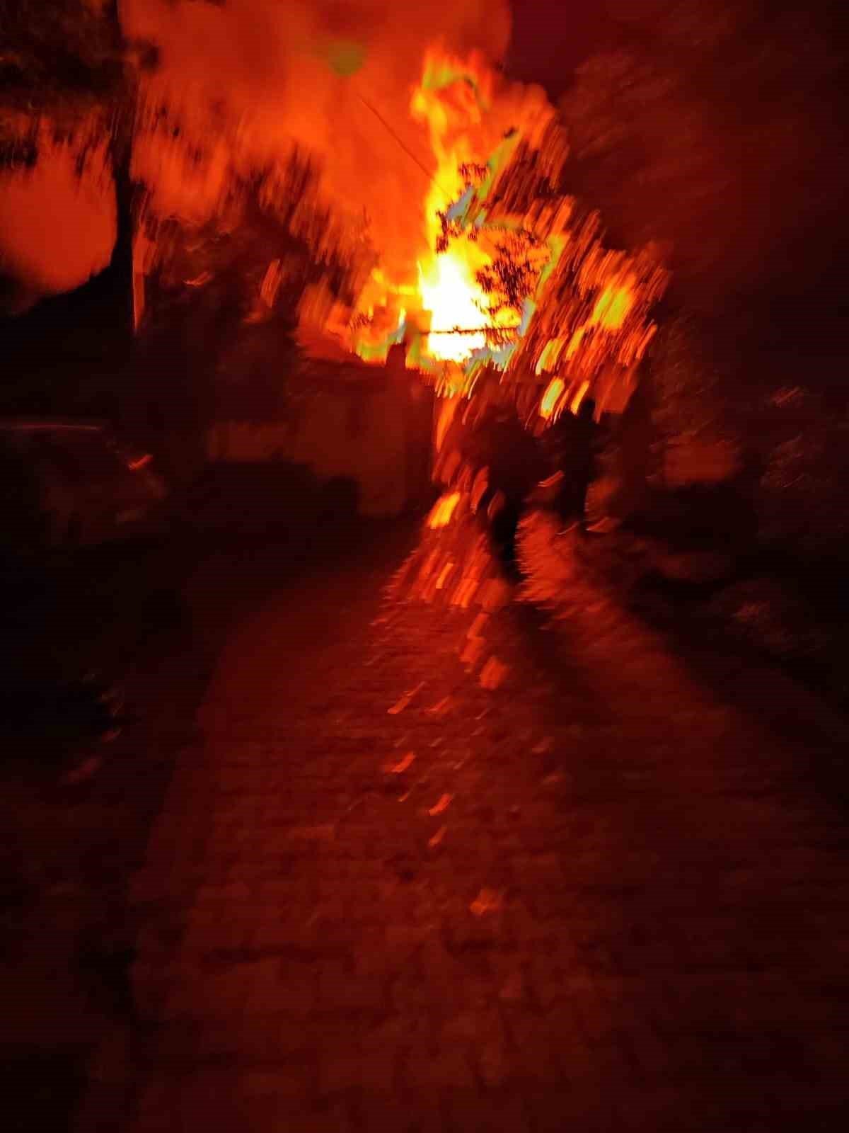 Manisa’da bacadan çıkan yangında ev alevlere teslim oldu