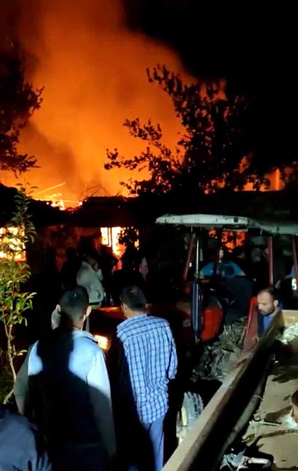 Manisa’da bacadan çıkan yangında ev alevlere teslim oldu