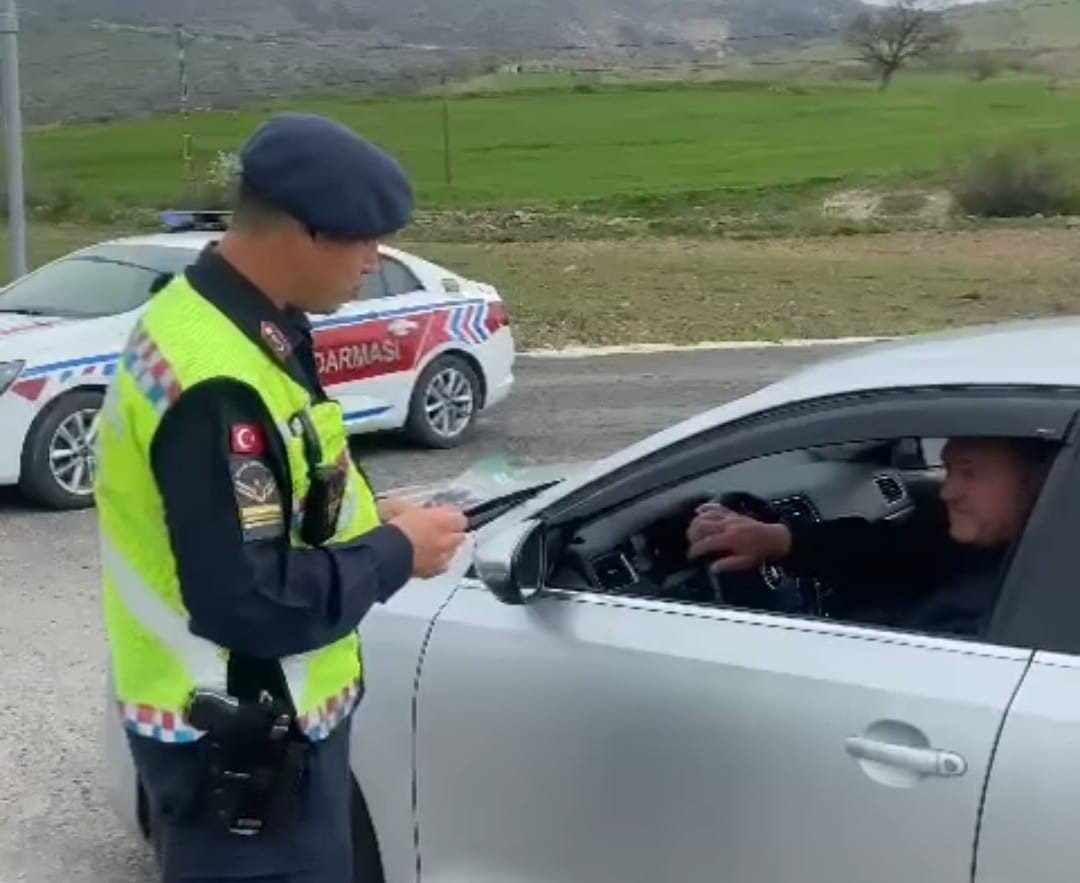 Selendi’de trafik ekiplerinden ’Bu yolda sana çok güveniyoruz’ uygulaması