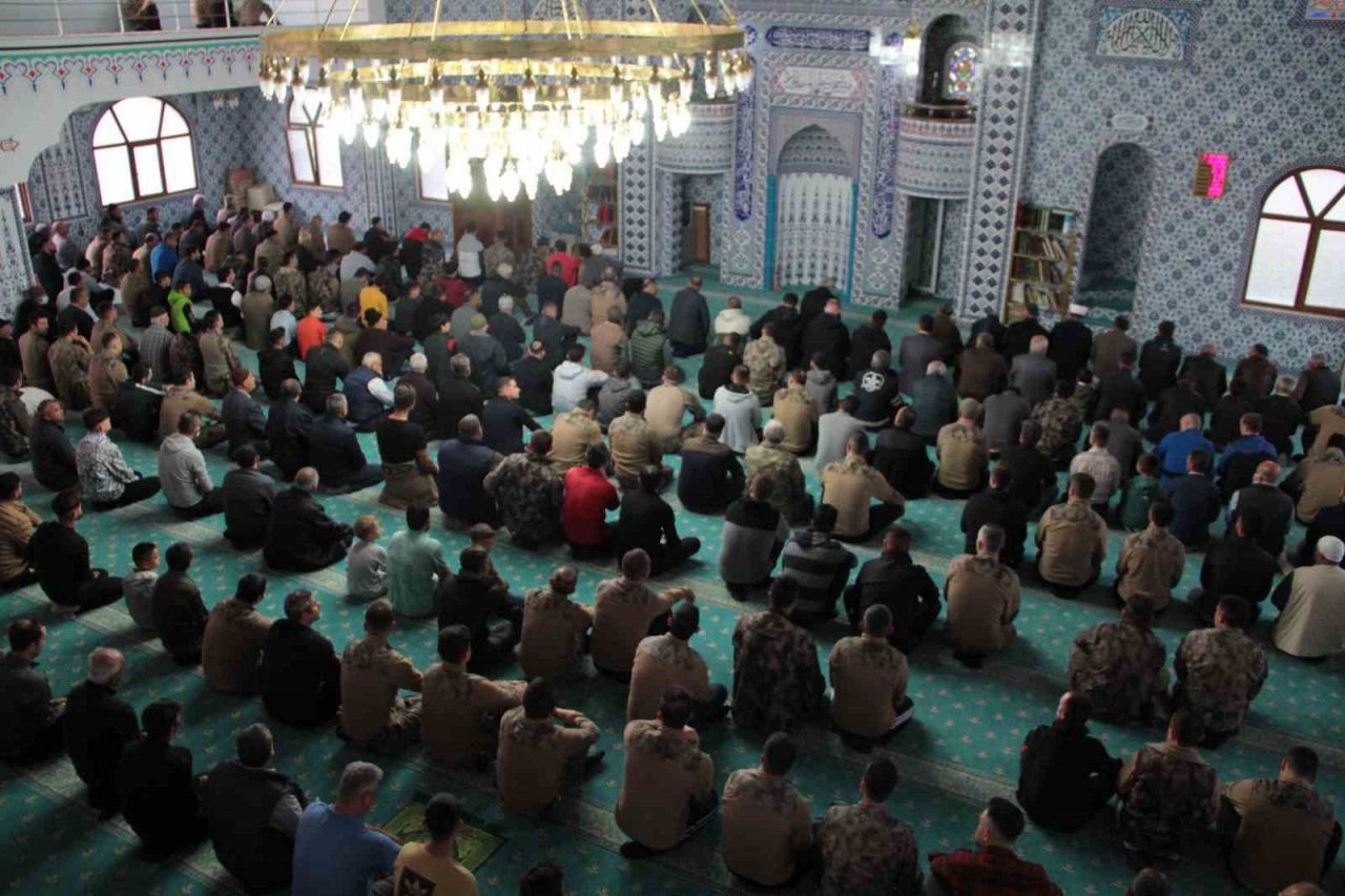 Akar ve Kurtulmuş Hatay’da bayram namazında depremzelerle buluştu