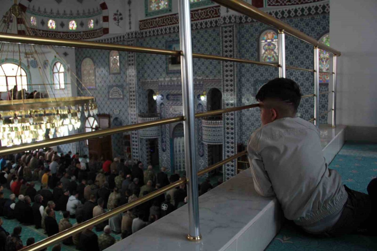 Akar ve Kurtulmuş Hatay’da bayram namazında depremzelerle buluştu