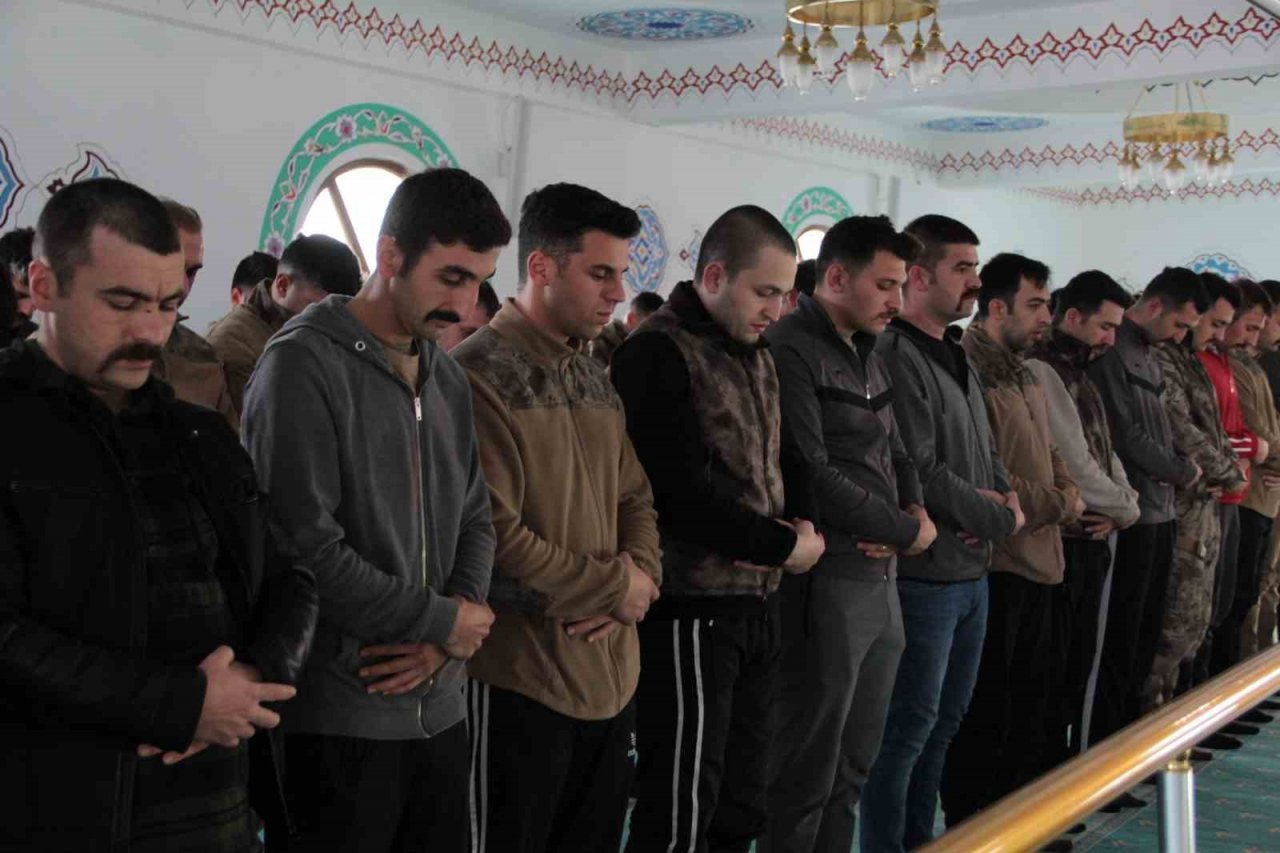 Akar ve Kurtulmuş Hatay’da bayram namazında depremzelerle buluştu