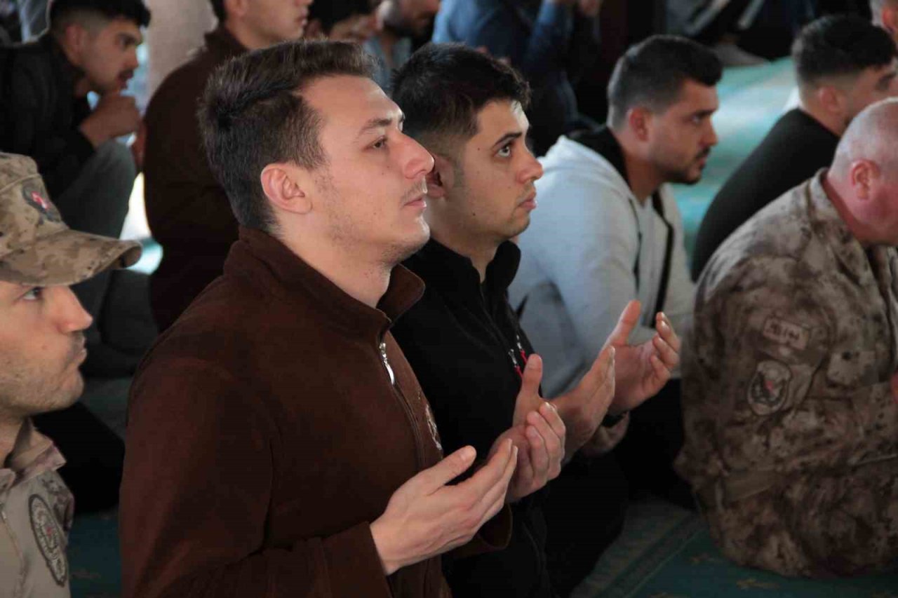 Akar ve Kurtulmuş Hatay’da bayram namazında depremzelerle buluştu