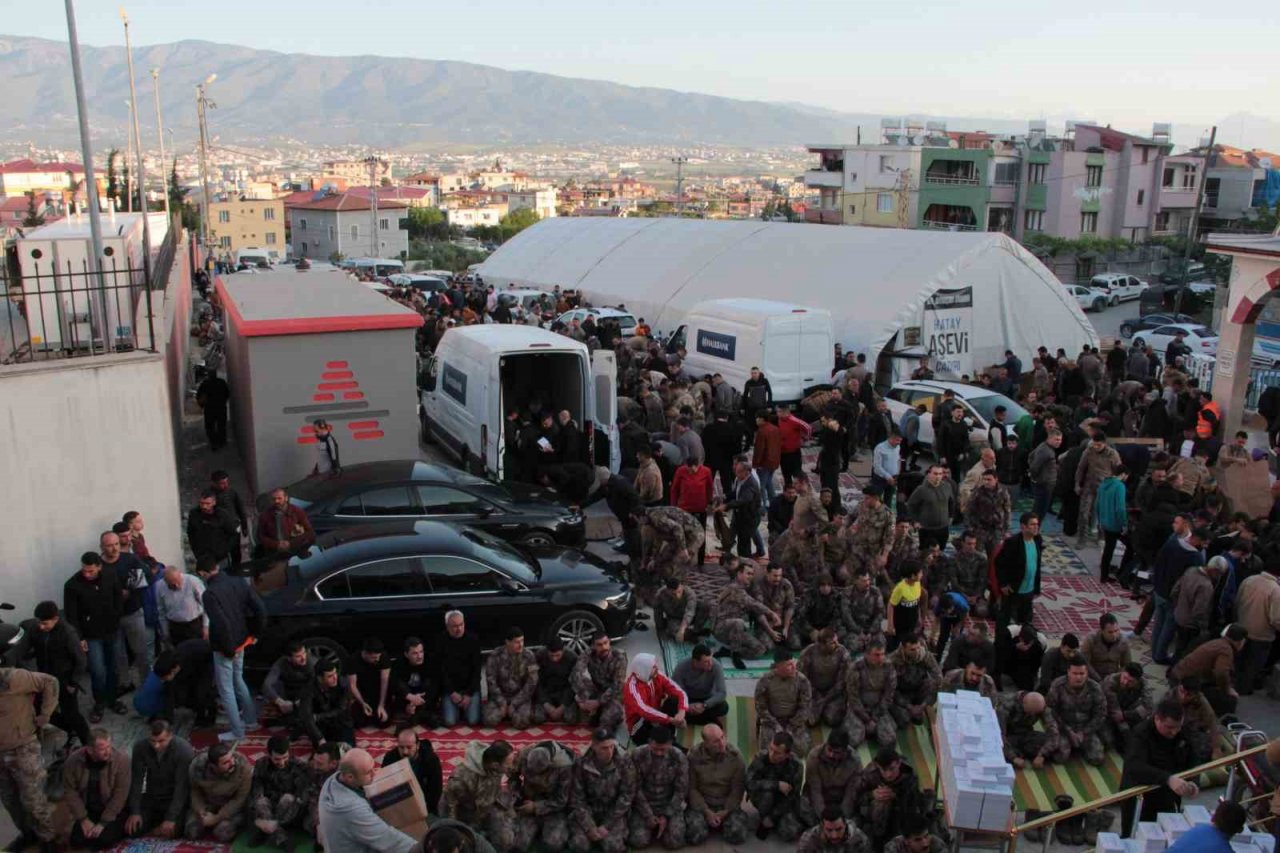 Akar ve Kurtulmuş Hatay’da bayram namazında depremzelerle buluştu