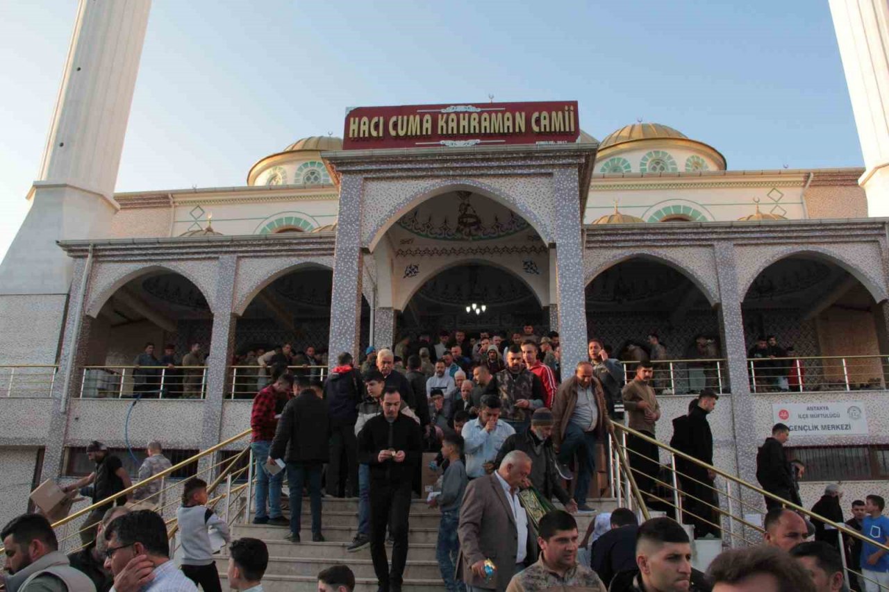 Akar ve Kurtulmuş Hatay’da bayram namazında depremzelerle buluştu