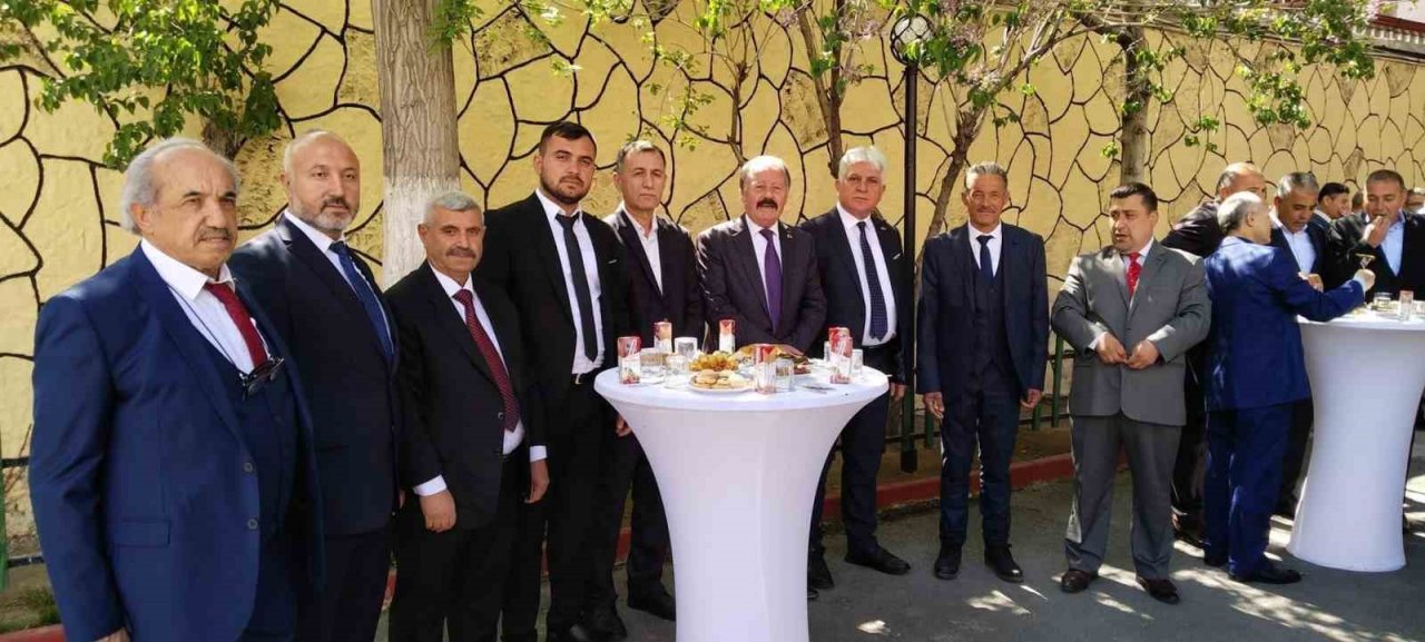 Niğde’de protokol vatandaşla bayramlaştı