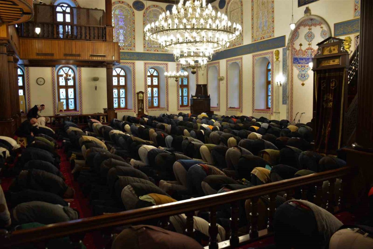 Kocaeli’de vatandaşlar bayram namazı için camileri doldurdu