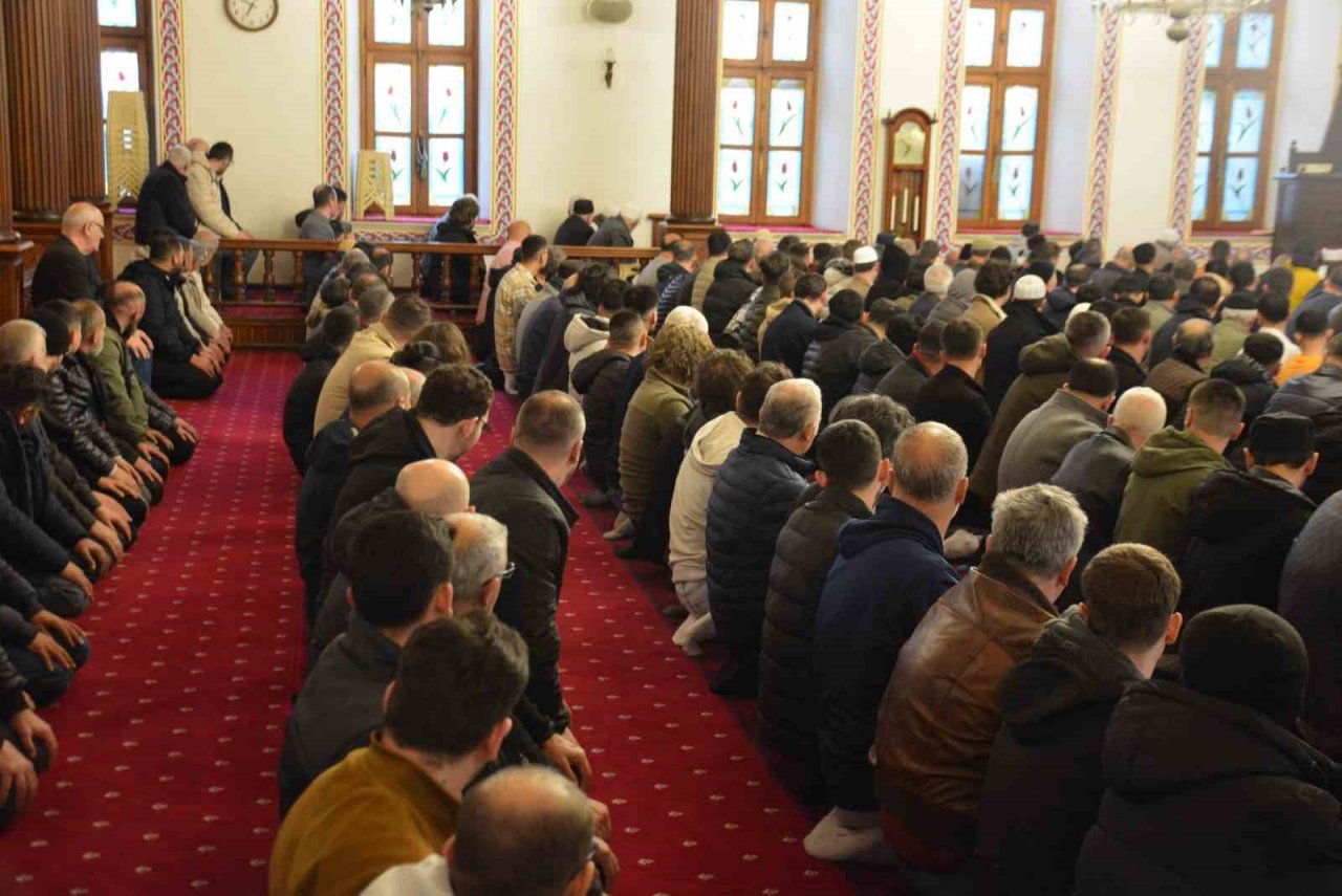 Kocaeli’de vatandaşlar bayram namazı için camileri doldurdu