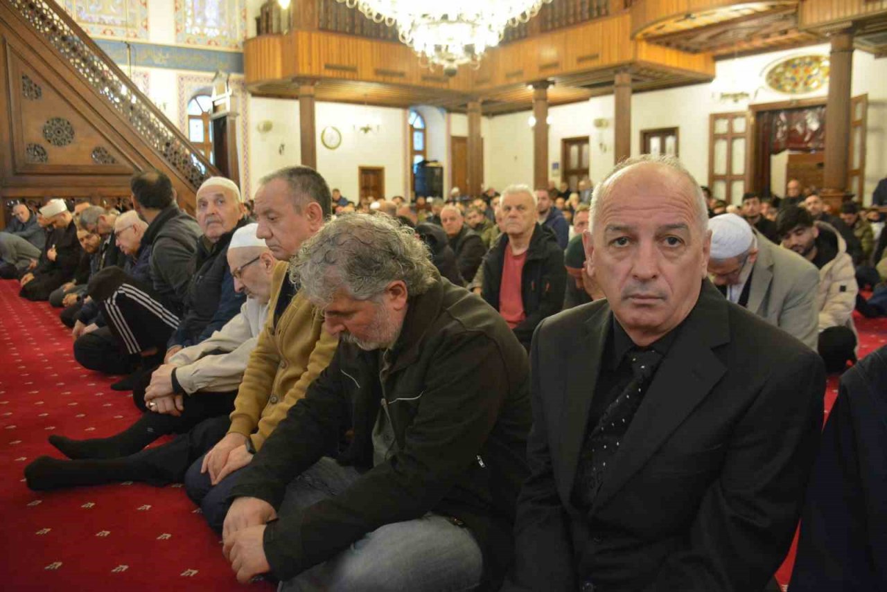 Kocaeli’de vatandaşlar bayram namazı için camileri doldurdu