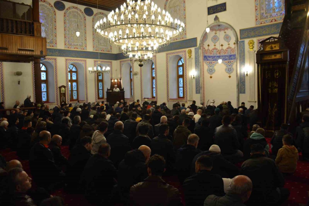 Kocaeli’de vatandaşlar bayram namazı için camileri doldurdu