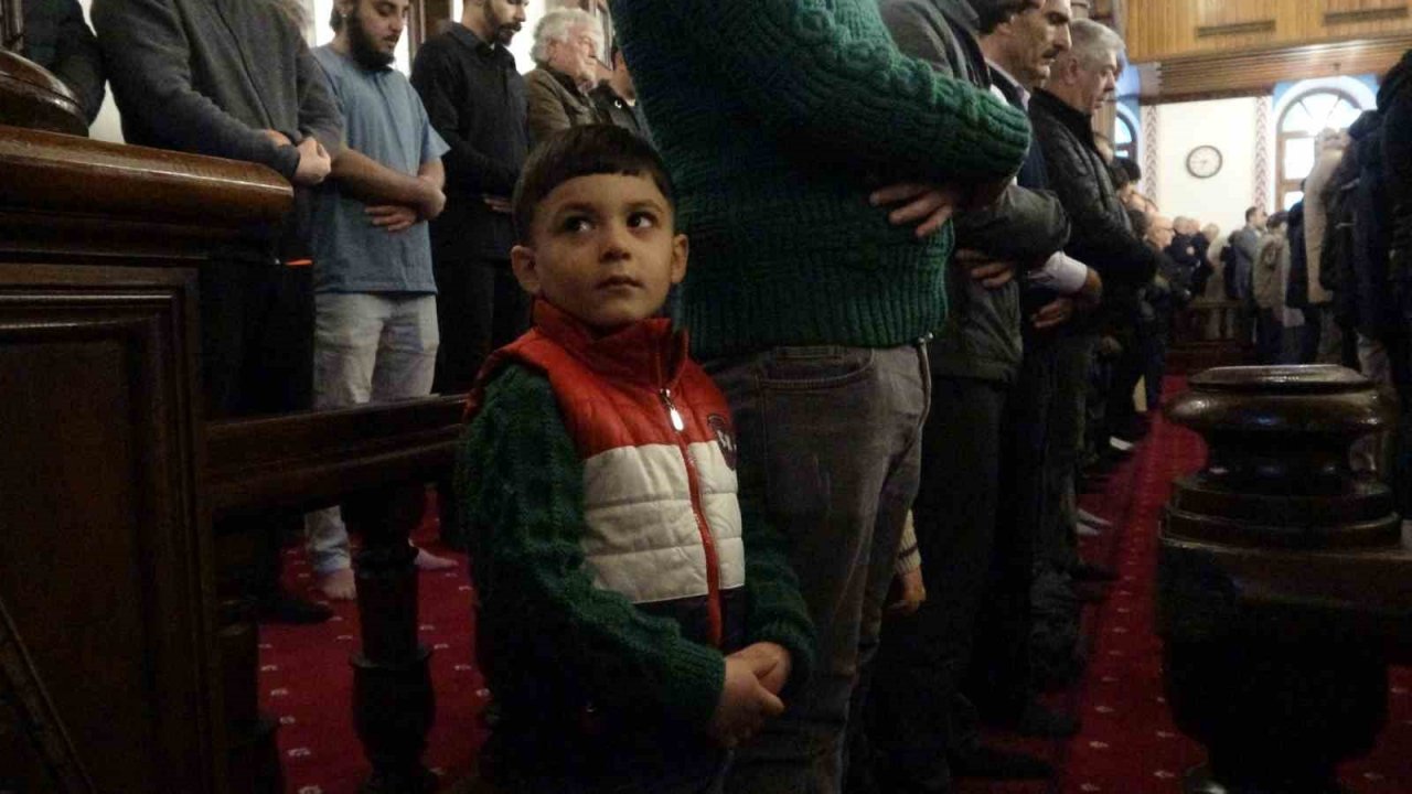 Kocaeli’de vatandaşlar bayram namazı için camileri doldurdu