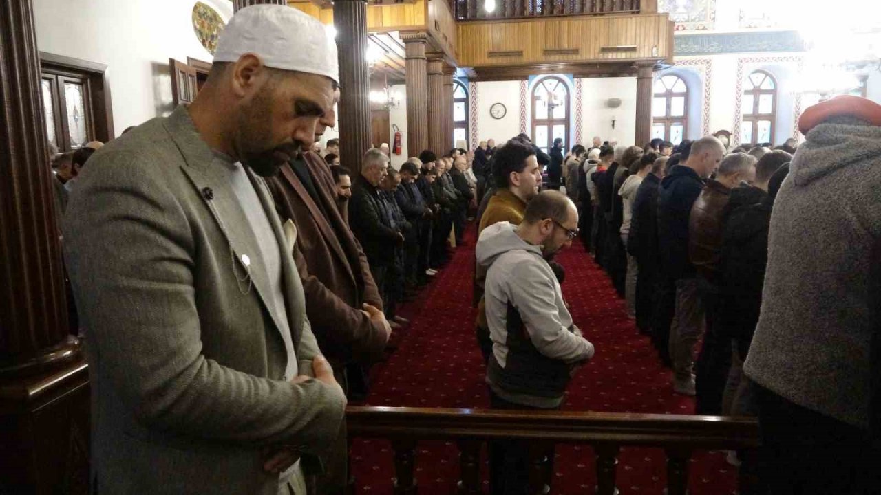 Kocaeli’de vatandaşlar bayram namazı için camileri doldurdu