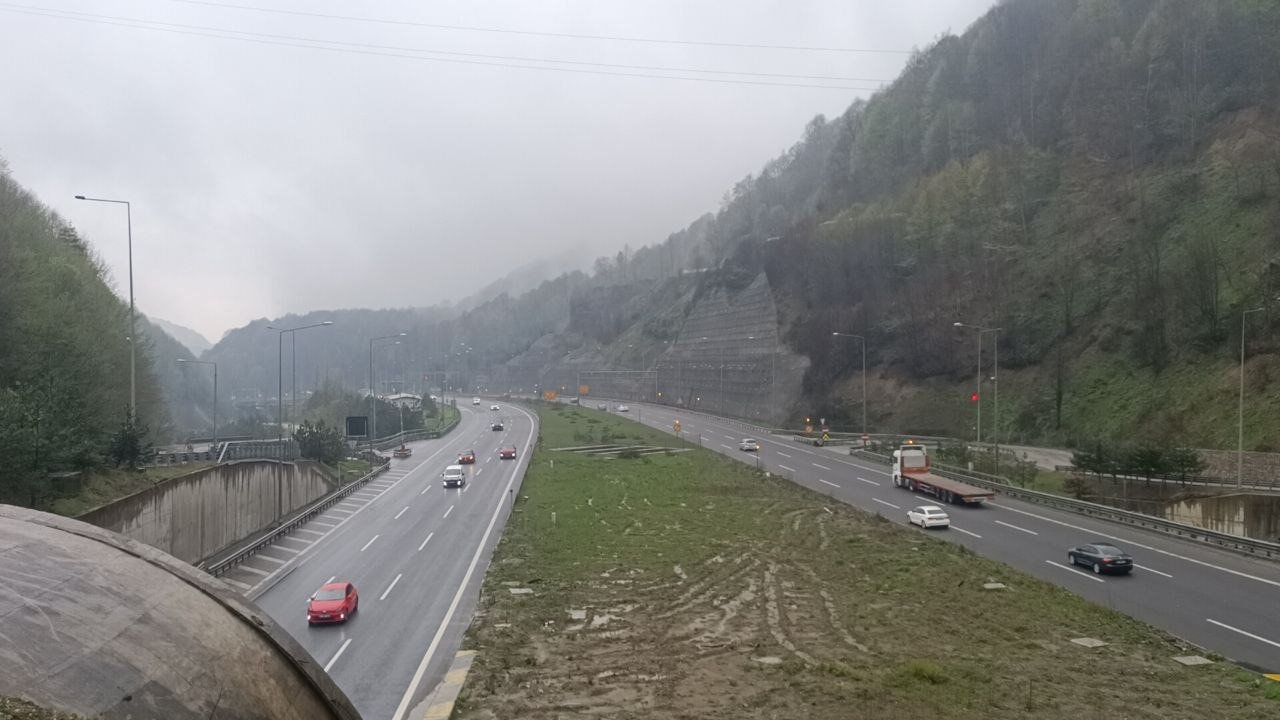 Bayramın birinci günü yola çıkan sürücüler otoyolda yoğunluk oluşturuyor