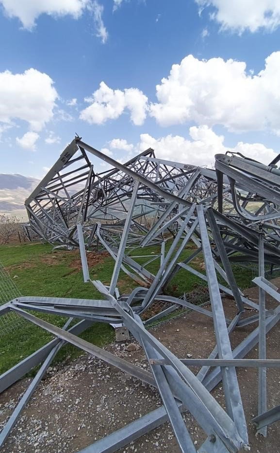 Siirt’te fırtınada devrilen direk fıstık ağaçlarının üstüne düştü