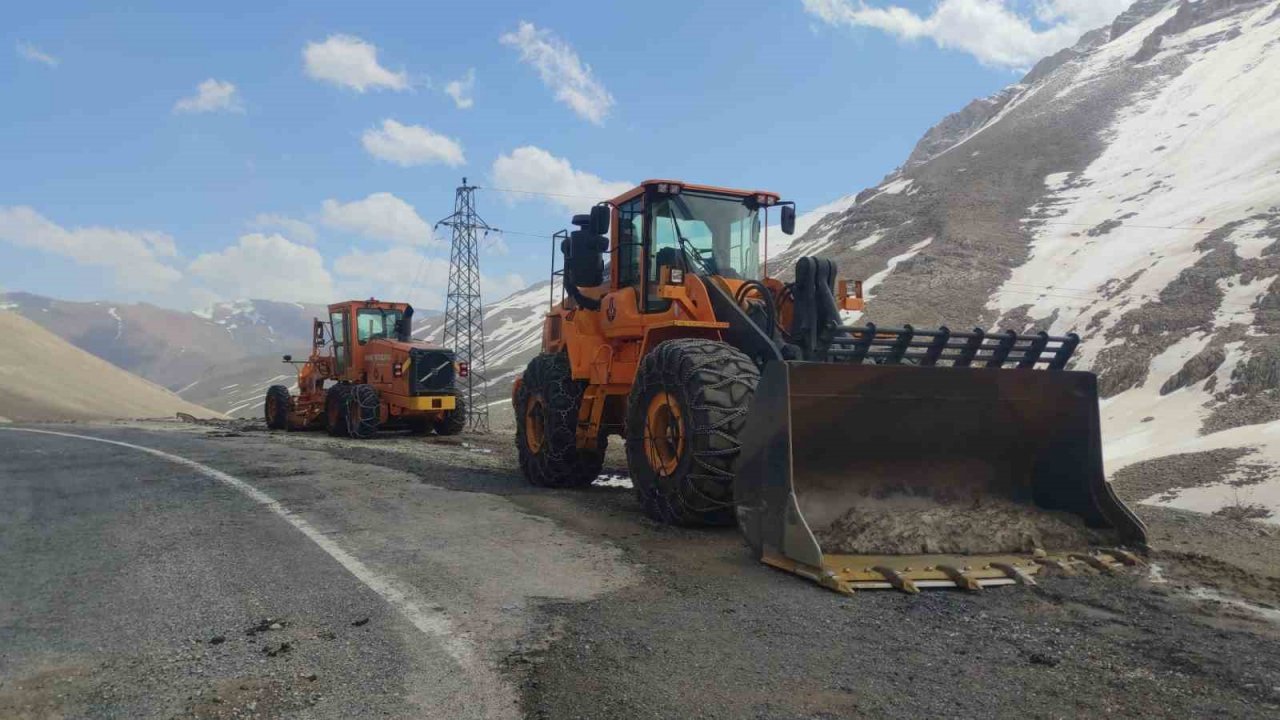 3000 rakımlı Karabet Geçidi kar altında