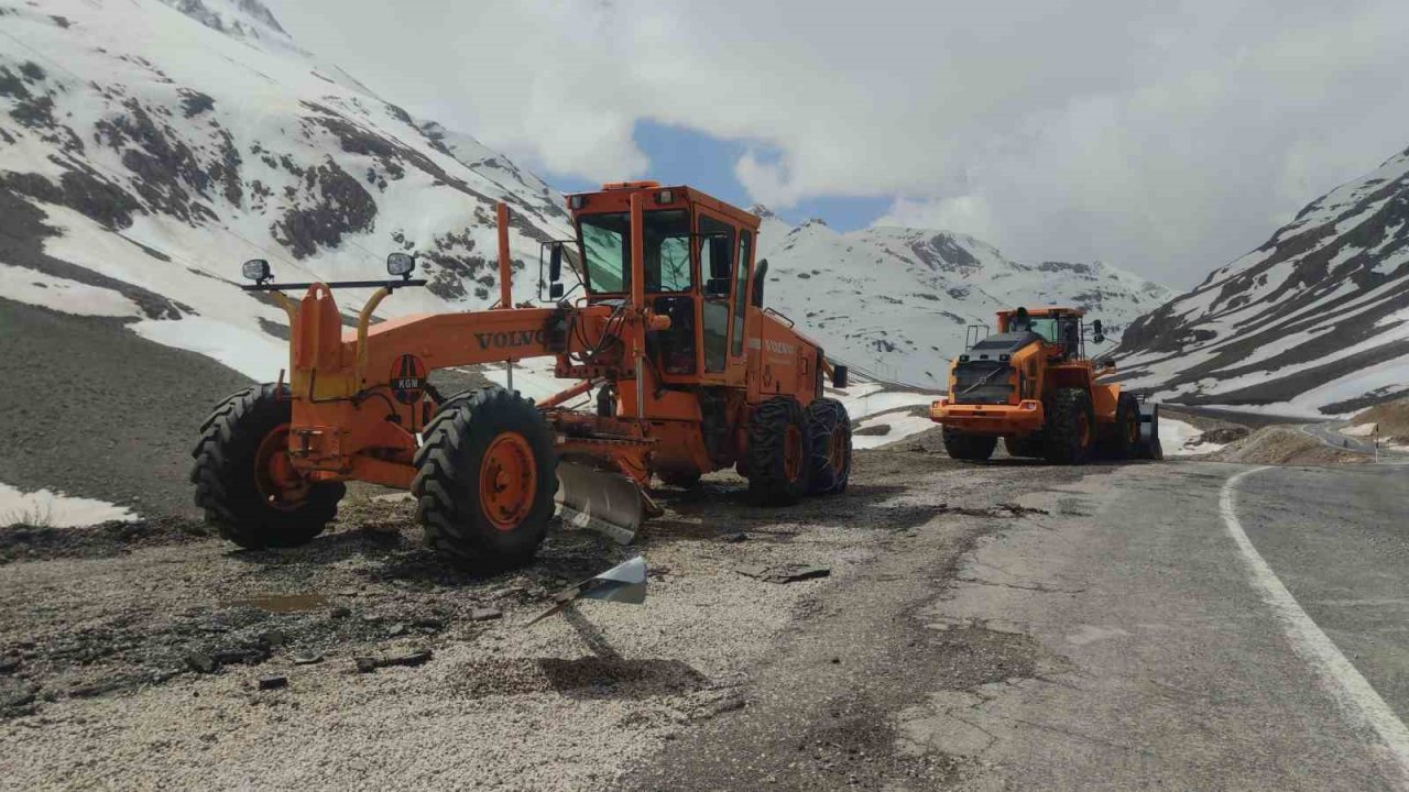 3000 rakımlı Karabet Geçidi kar altında