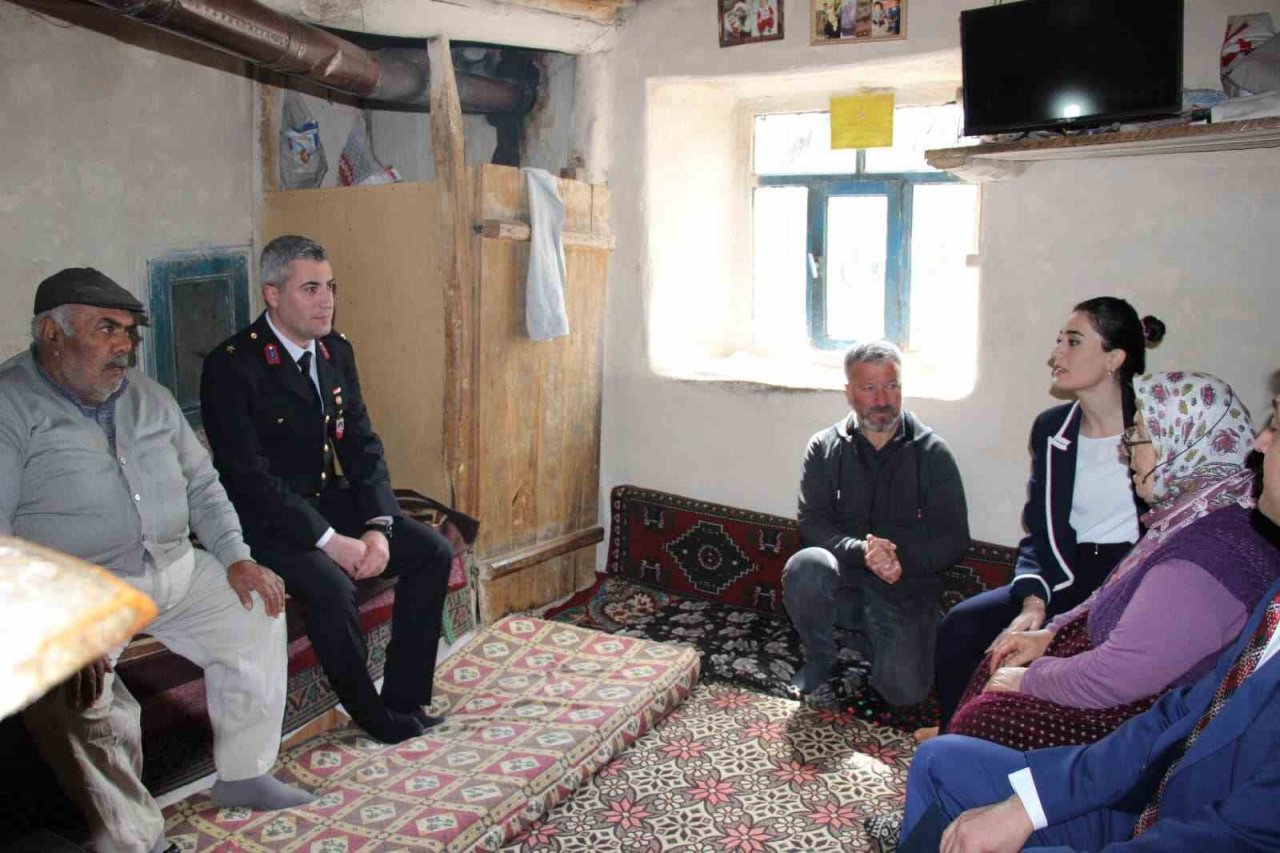 Teymur, bayramda şehit ailesi, gaziler ve depremzedeleri yalnız bırakmadı